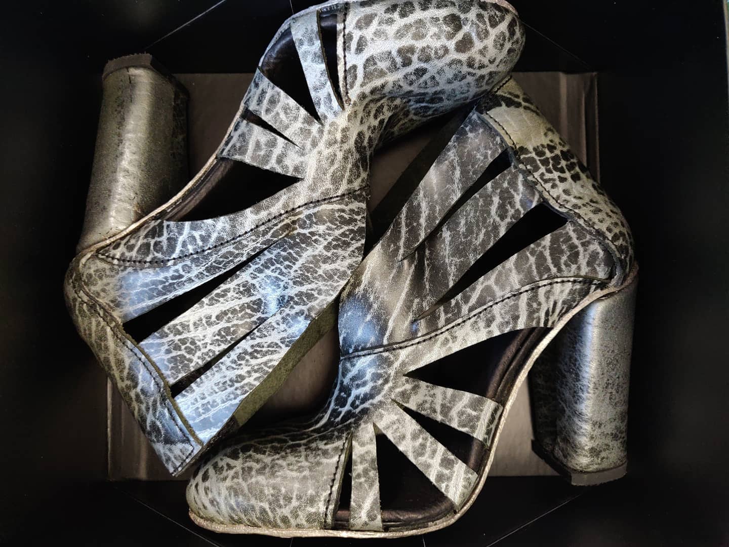 Lateral view of the shoes, this option however has the heel covered in the same leather