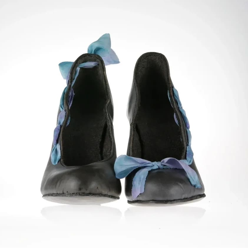 Front view showcasing the interesting combination of front vs back ribbbons