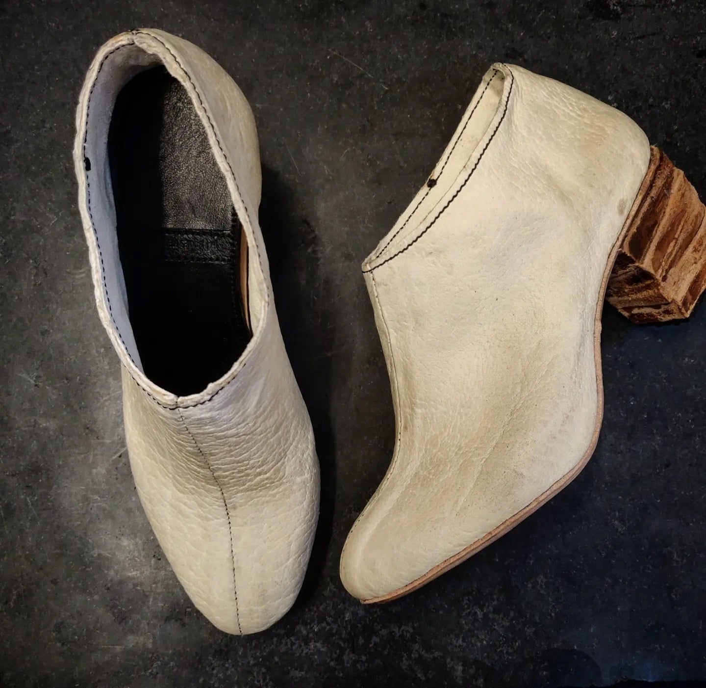 Pair of ankle boots in off white leather with a 7cm leather block heel. 