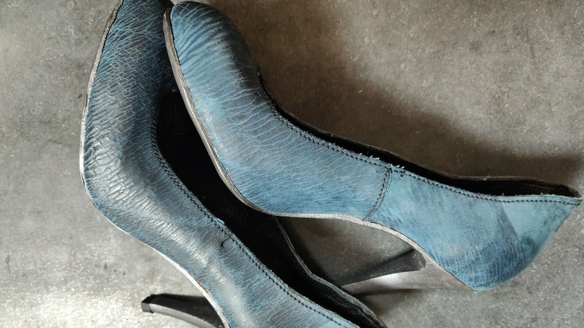 Detailed view of the cracked leather and the interesting shades of blue it has 