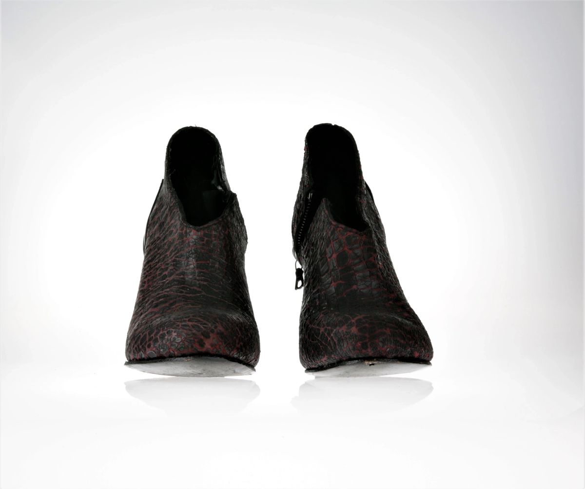 Front view with a dramatic insight into the raised back and lower front of the top stitch 